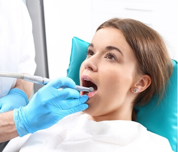 woman getting emergencies treatment from dentist