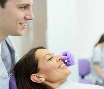 Dentist in Houston, TX offers dental veneers treatment