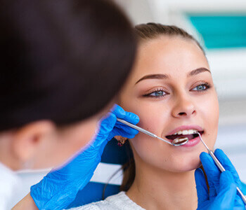How does a dentist determine if teeth need extraction in Houston area